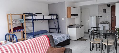 een woonkamer met een stapelbed en een keuken bij Edifício Mirante do Vale in Sao Paulo