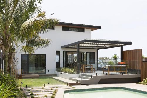 una casa con una piscina di fronte di Chic Coastal Retreat Prime Setting a Curl Curl
