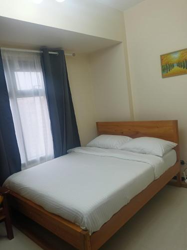 a bedroom with a large bed with a window at The Radiance Manila Bay Studio 2 in Manila
