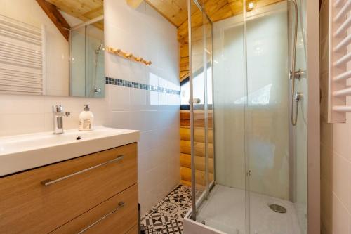 a bathroom with a shower and a sink at Chalet Agréable 3 étoiles app 4 in Courchevel
