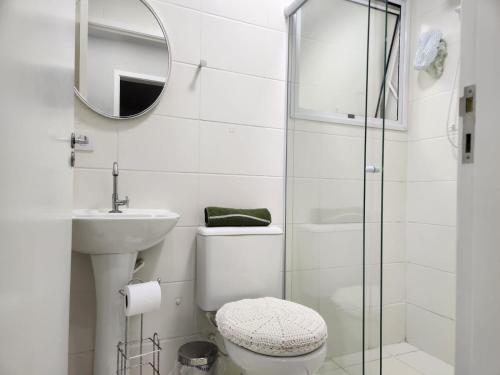 bagno con servizi igienici, lavandino e specchio di Apto 62 Portal das Palmeiras - Itu a Itu