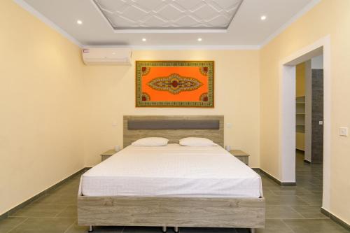 Кровать или кровати в номере amber Villas - Fahari Residence