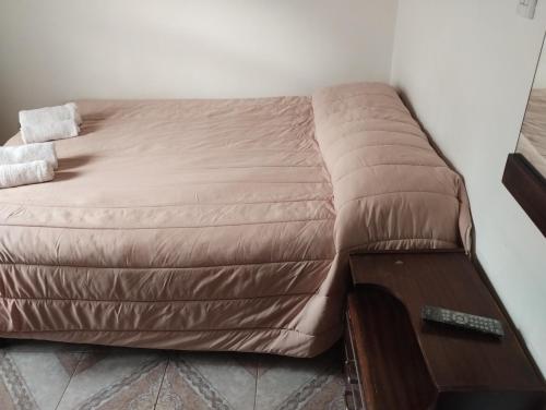 Bett in einem Zimmer mit in der Unterkunft DonAldo in Ushuaia