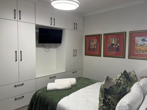 Ένα ή περισσότερα κρεβάτια σε δωμάτιο στο Room @carol close