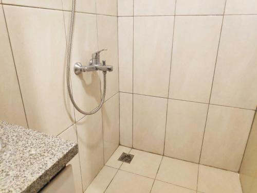 y baño con ducha con cabezal de ducha. en Apartemen grand kamala lagoon by 21 Room en Bekasi