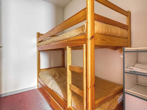 une chambre avec deux lits superposés dans l'établissement Duplex T3 à Barèges avec parking privatif - FR-1-403-15, à Barèges
