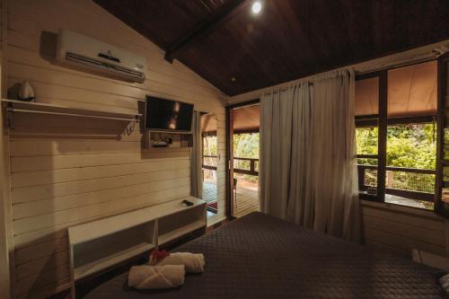 una camera con letto e televisore di Fulô de Mandacaru a Fernando de Noronha