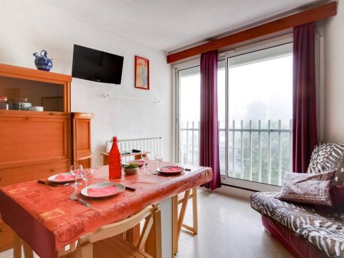 - un salon avec une table et des verres dans l'établissement Studio pour 4 pers avec TV, parking, animaux admis, proche station de ski - FR-1-403-72, à Barèges