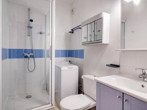 ein Bad mit einer Dusche, einem WC und einem Waschbecken in der Unterkunft Studio Barèges, 1 pièce, 4 personnes - FR-1-403-72 in Barèges