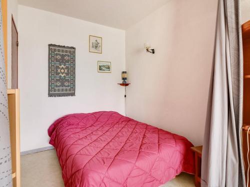 Katil atau katil-katil dalam bilik di Studio pour 4 pers avec TV, parking, animaux admis, proche station de ski - FR-1-403-72