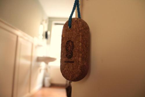a paddle hanging on a wall in a room at 't Lytse Knipke in Lemmer