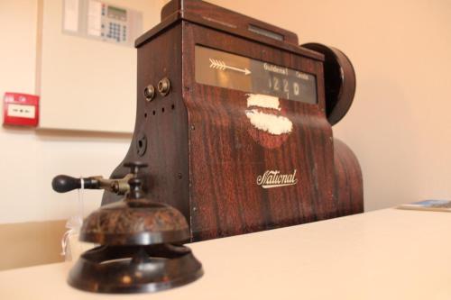 un telefono vecchio stile seduto sopra un bancone di 't Lytse Knipke a Lemmer