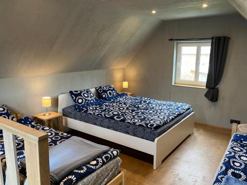 um quarto com uma cama e uma janela em Svītrainās mājas em Pāvilosta