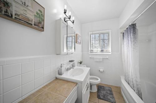Ένα μπάνιο στο DT Green Haven 4-Bed Sanctuary in Vibrant Loco