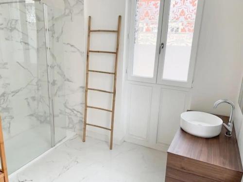 - une salle de bains avec une échelle à côté d'une douche dans l'établissement Appartement haut standing RDC, à Châteauroux