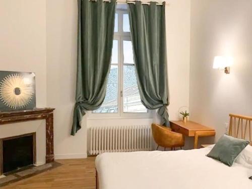 - une chambre avec un lit et une fenêtre avec des rideaux verts dans l'établissement Appartement haut standing RDC, à Châteauroux