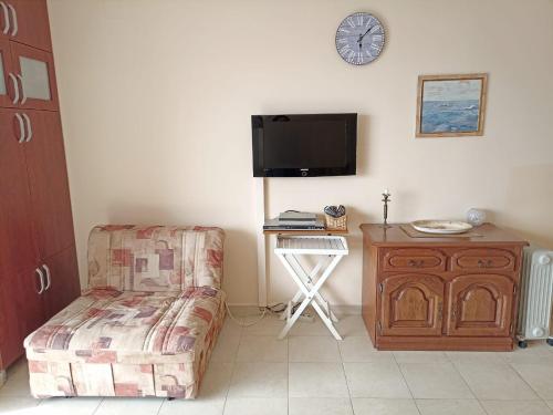 een kamer met een stoel, een bureau en een televisie bij Djenovici Springs APARTMENT in Ðenovići