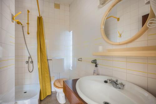 Bathroom sa Apartamento Amarelo T1