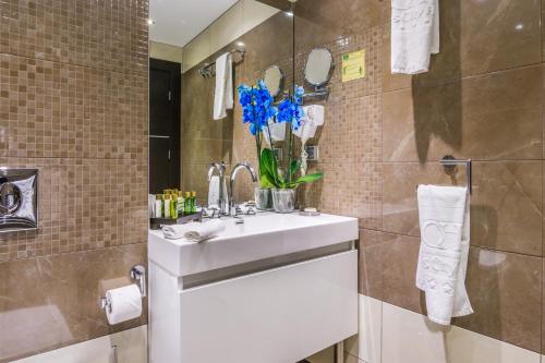 Ένα μπάνιο στο Best Western Plus Olives City Hotel - Free Pool & Parking
