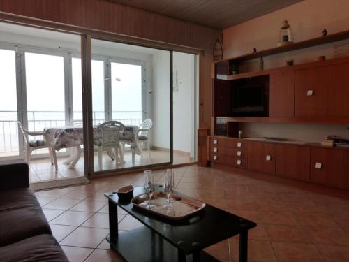 un salon avec un canapé et une table dans l'établissement Spacieux Studio 4 Pers. Saint-Gilles-Croix-de-Vie, Vue Mer, Balcon, Accès Plage - FR-1-224-668, à Saint-Gilles-Croix-de-Vie