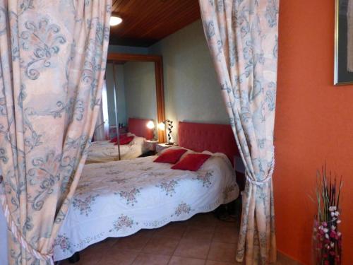 une chambre avec un lit à baldaquin dans l'établissement Spacieux Studio 4 Pers. Saint-Gilles-Croix-de-Vie, Vue Mer, Balcon, Accès Plage - FR-1-224-668, à Saint-Gilles-Croix-de-Vie