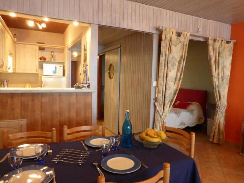 une table avec une nappe bleue et un bol de bananes dans l'établissement Spacieux Studio 4 Pers. Saint-Gilles-Croix-de-Vie, Vue Mer, Balcon, Accès Plage - FR-1-224-668, à Saint-Gilles-Croix-de-Vie