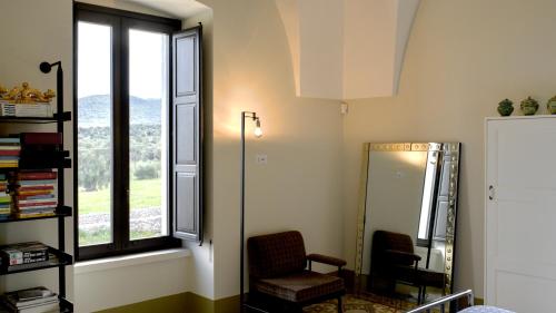 sala de estar con silla y ventana en Masseria Celeste, en Fasano
