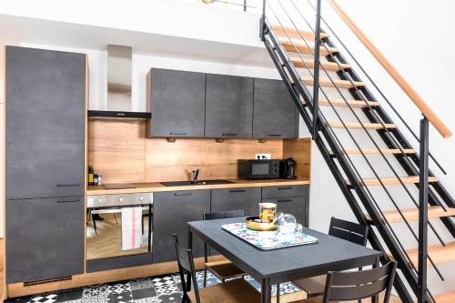 une cuisine avec une table à manger et un escalier dans l'établissement Duplex Standing - Hyper Centre - Tout équipé, à Dijon