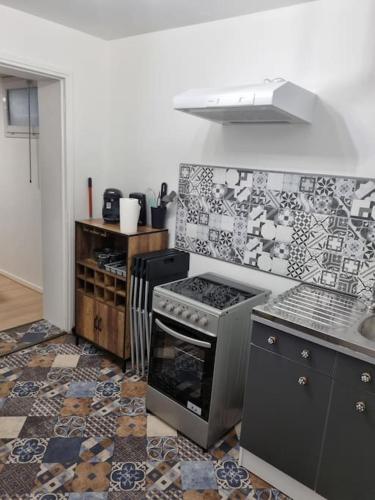 Kuchyň nebo kuchyňský kout v ubytování Studio maisonnette Le bureau