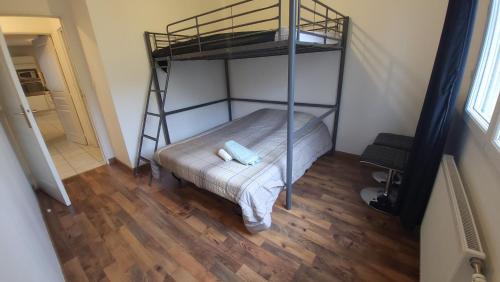einen Blick über ein Schlafzimmer mit Etagenbett in der Unterkunft Le cocoon paisible avec garage au pied du Corbusier in Firminy