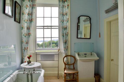 baño con lavabo, bañera y ventana en Torloisk House, en Kilninian