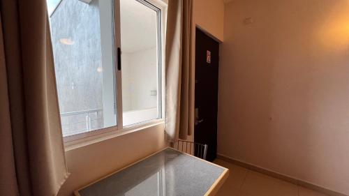 a bathroom with a window and a sink at Nova Hotel in Cadereyta Jiménez