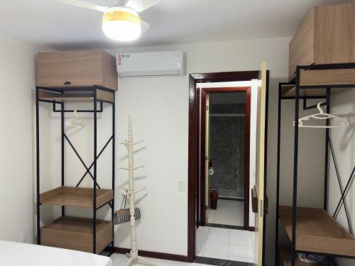 Ένα ή περισσότερα κρεβάτια σε δωμάτιο στο Flat Guarajuba - 3 quartos 2 andar à Beira Mar - pé areia - governança com arrumadeira e Wi Fi inclusos