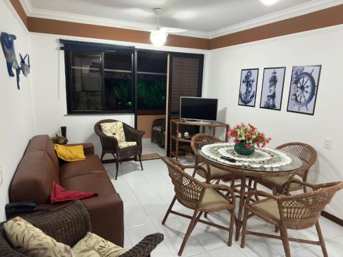 Μια τηλεόραση ή/και κέντρο ψυχαγωγίας στο Flat Guarajuba - 3 quartos 2 andar à Beira Mar - pé areia - governança com arrumadeira e Wi Fi inclusos