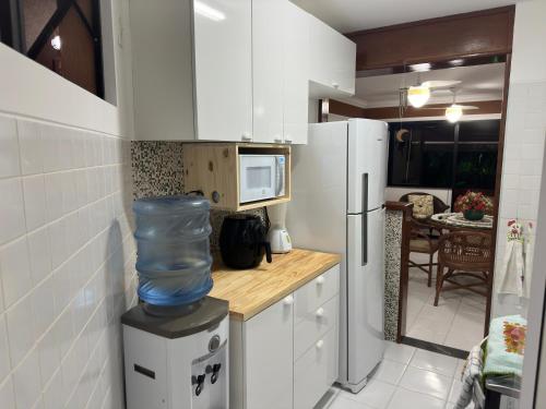 Η κουζίνα ή μικρή κουζίνα στο Flat Guarajuba - 3 quartos 2 andar à Beira Mar - pé areia - governança com arrumadeira e Wi Fi inclusos