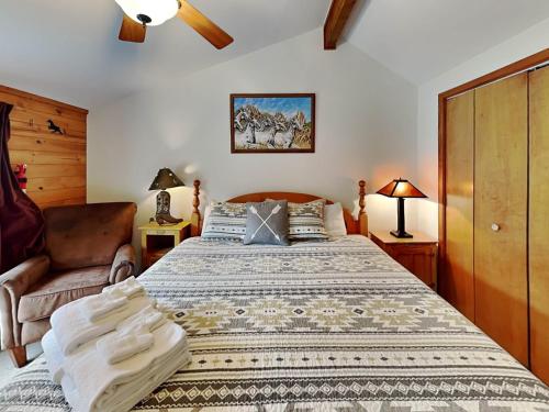1 dormitorio con 1 cama grande y 1 sofá en Moose Manor, 3 Bedrooms, Sleeps 8, Wood Stove, Gas Grill, WiFi, en Ruidoso