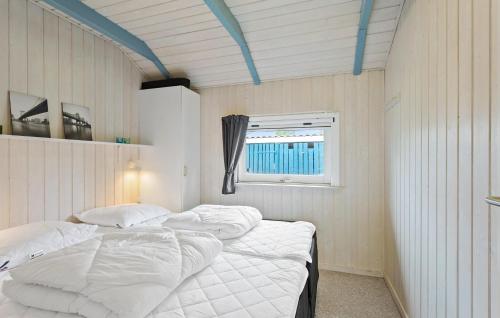 een slaapkamer met 2 bedden met witte lakens en een raam bij 3 Bedroom Amazing Home In Tranekr in Tranekær
