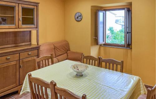 a dining room with a table and a window at Cozy Apartment In O Porto De Espasante in Porto de Espasante