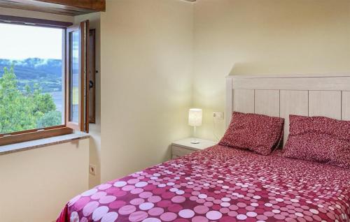 ポルト・デ・エスパサンデにあるStunning Apartment In O Porto De Espasante With Wifiのベッドルーム(大型ベッド1台、窓付)