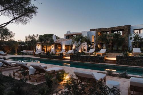 ein Resort mit Swimmingpool und Liegestühlen in der Unterkunft Boutique Hotel Villa Salvador - Adults Only by Fimedhotels in Cadaqués