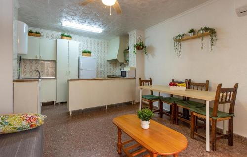 eine Küche und ein Esszimmer mit Tisch und Stühlen in der Unterkunft Nice Apartment In San Pedro Del Pinatar in San Pedro del Pinatar