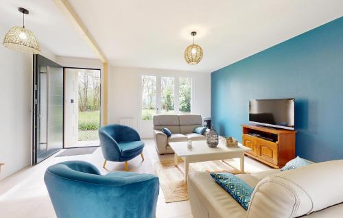 un salon avec un canapé et une télévision dans l'établissement Awesome Home In Chey With Kitchen, à Chenay