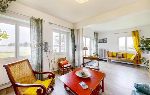 un salon avec un canapé et une table dans l'établissement Gorgeous Apartment In Locmariaquer, à Locmariaquer