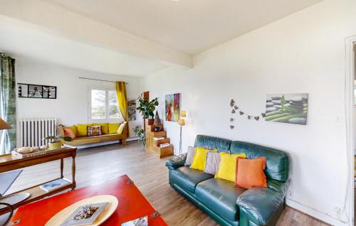 un salon avec un canapé et une table dans l'établissement Gorgeous Apartment In Locmariaquer, à Locmariaquer