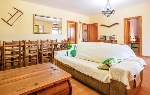 een slaapkamer met een bed en een tafel bij Lovely Home In Pozo De Los Palos With Kitchen 