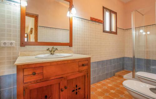 een badkamer met een wastafel, een toilet en een spiegel bij Lovely Home In Pozo De Los Palos With Kitchen 