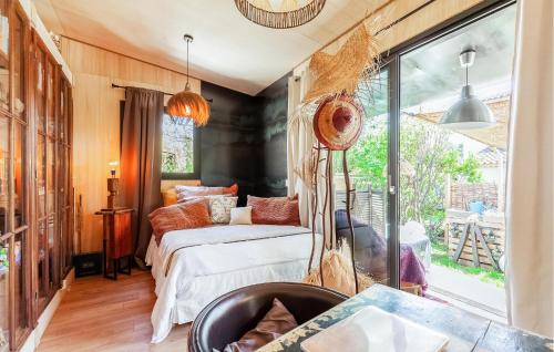 uma sala de estar com uma cama e uma janela em Nice Home In Robion With House A Panoramic View em Robion en Luberon