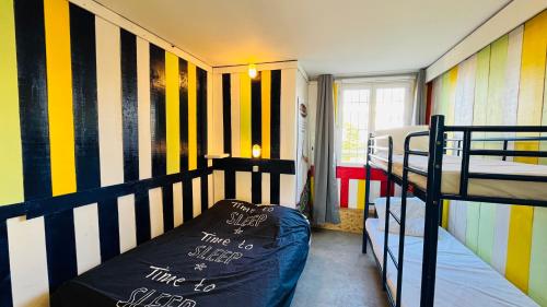 une petite pièce avec deux lits superposés dans l'établissement La Cabine de Plage chaleur & mer, à Saint-Jean-de-Monts