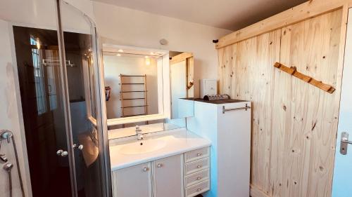 une salle de bain avec un lavabo et un réfrigérateur dans l'établissement La Cabine de Plage chaleur & mer, à Saint-Jean-de-Monts