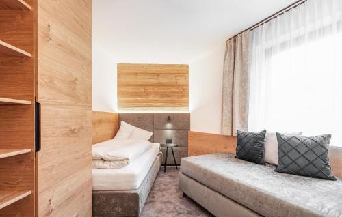 uma sala de estar com um sofá e uma janela em Nice Apartment In St, Anton With Kitchen em Sankt Anton am Arlberg
